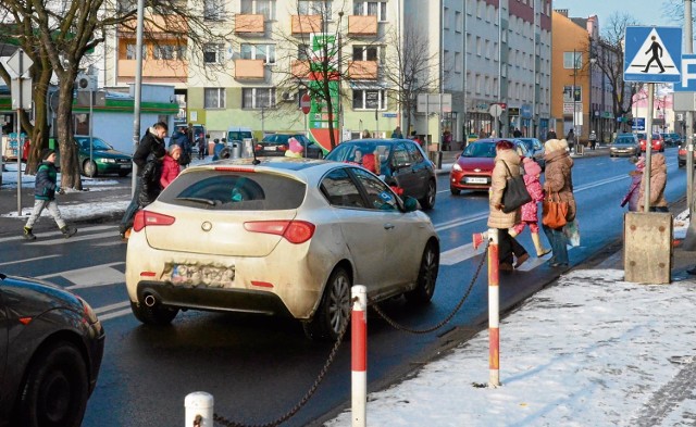 Na tym przejściu (al. Chopina/Świętego Antoniego) doszło już do wielu groźnych wypadków. Bezpieczeństwo pieszych na zebrze ma poprawić instalacja z ostrzegawczymi światłami