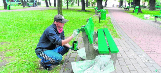 W starym skwerku w centrum miasta ostatnio malowano ławki. Tymczasem parkowi grozi zagłada