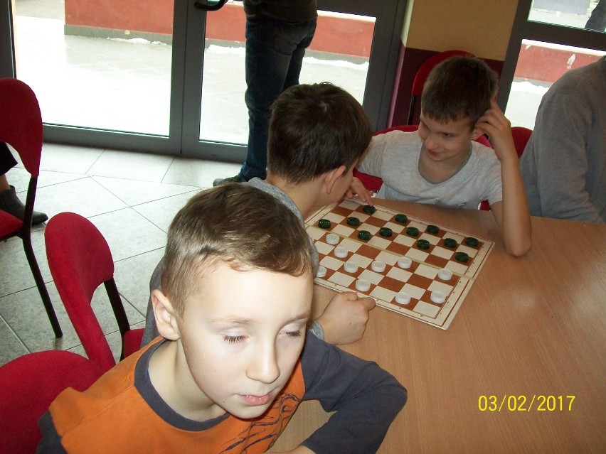 Ferie w Budzyniu: Dzieci i młodzież rywalizowały w grze w warcaby [FOTO]