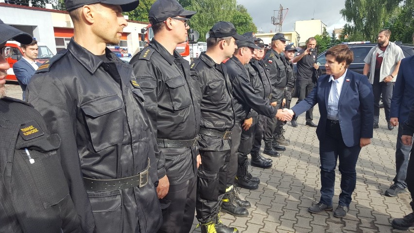 Premier Beata Szydło i ministrowie spotkali się ze strażakami z Chojnic [ZDJĘCIA]