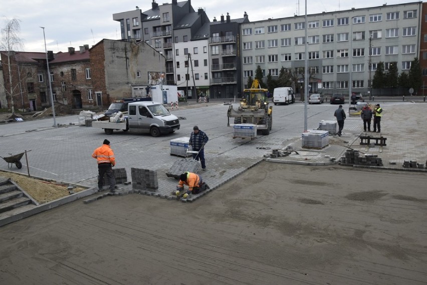 Większa część głównej płyty parkingu została już pokryta...