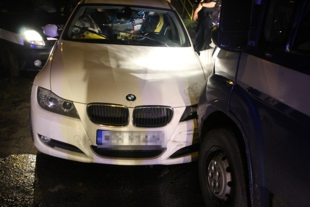 Policjanci z KMP Włocławek podjęli pościg informując o nim dyżurnego i inne patrole w okolicy. W pewnym momencie kierowca samochodu marki BMM zjechał na posesję, porzucił auto i zaczął uciekać pieszo