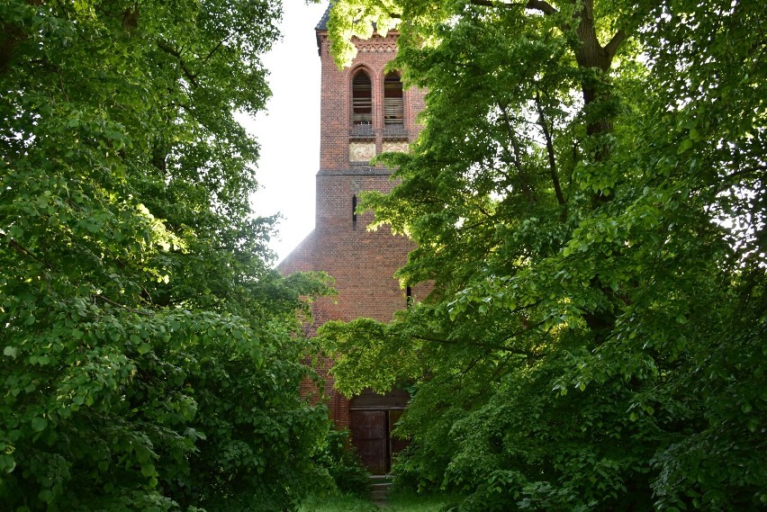 Opuszczony kościół ewangelicki w Zrazimiu.