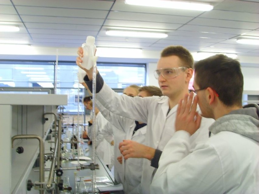 Licealiści z grodziskiego "Słowaka" na zajęciach laboratoryjnych na Wydziale Chemii UAM w Poznaniu