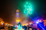 Powitanie nowego roku w Nowym Stawie. Nad rynkami rozbłysły fajerwerki, ale najpierw życzenia złożyli włodarze