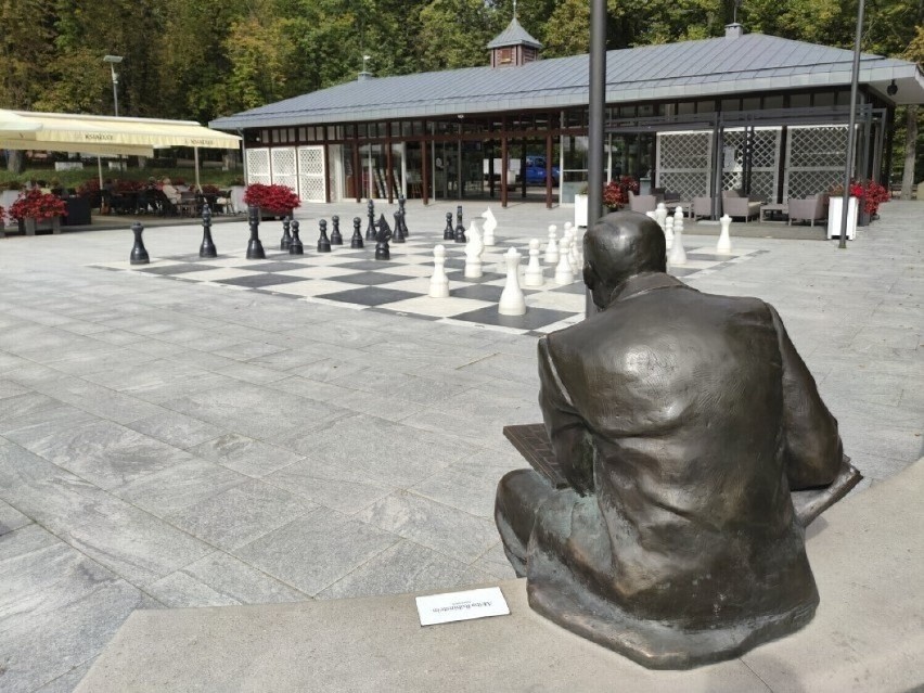 Figura Akiby Rubinsteina — wybitnego szachisty znajduje się...