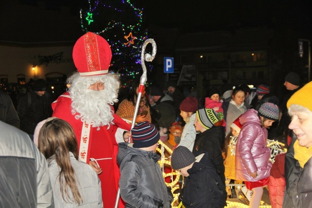 W środę, 6 grudnia do Opatowa przyjechał Mikołaj. Odwiedził dzieci na rynku, gdzie zorganizowano super zabawę. Było dużo radości, prezentów i uśmiechu.