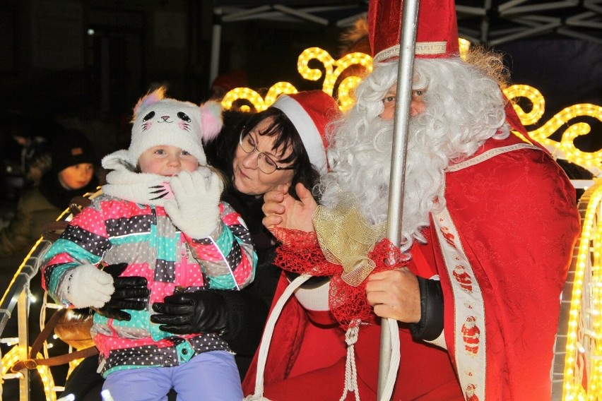 Święty Mikołaj przyjechał do Opatowa. Była piękna zabawa na opatowskim rynku i rozświetlenie choinki