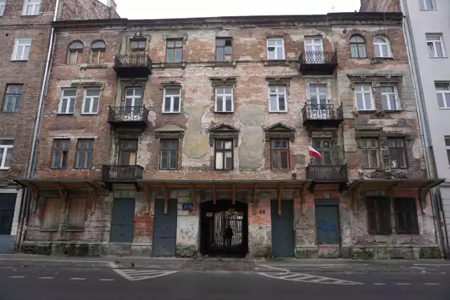 Kamienica przy Brzeskiej zabytkiem. Budynek przetrwał wojnę, dziś niszczeje w oczach