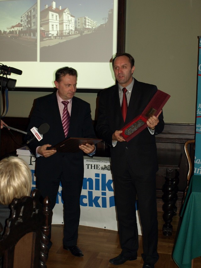 Andrzej Rychłowski (z lewej) odbiera nagrodę z rąk Mieczysława Struka