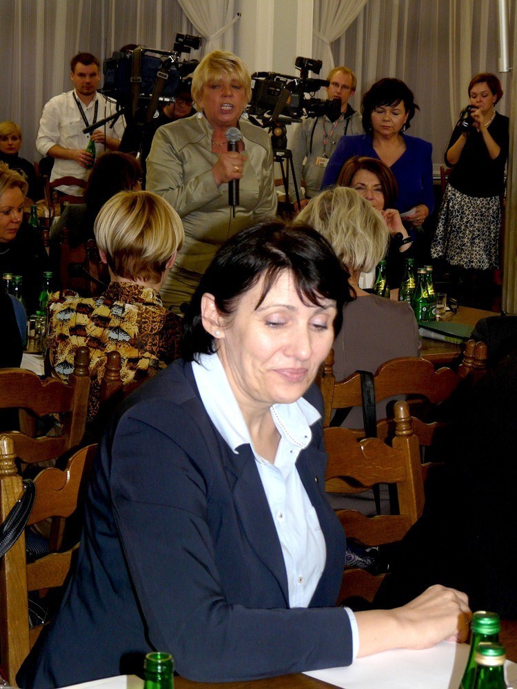Poseł Dorota Rutkowska, w tle aktorka Dorota Stalińska