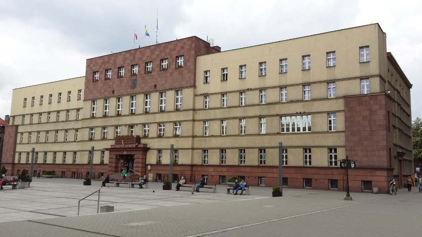Ruda Śląska: Radny uciekał przed dwoma pijakami. Schronił się w urzędzie miasta