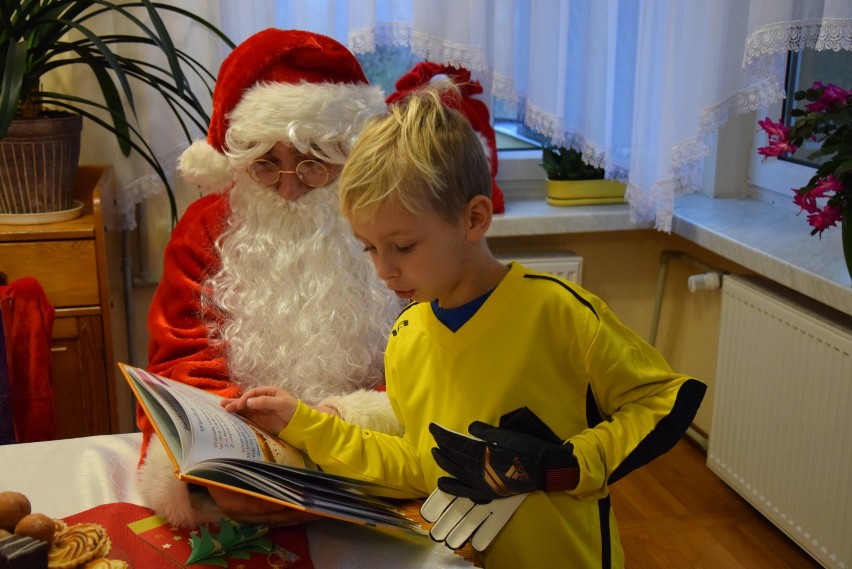 Kraśnik. Św. Mikołaj odwiedził dzieci z Wioski Dziecięcej. Jego pomocnikiem był były polski siatkarz Krzysztof Ignaczak (ZDJĘCIA)