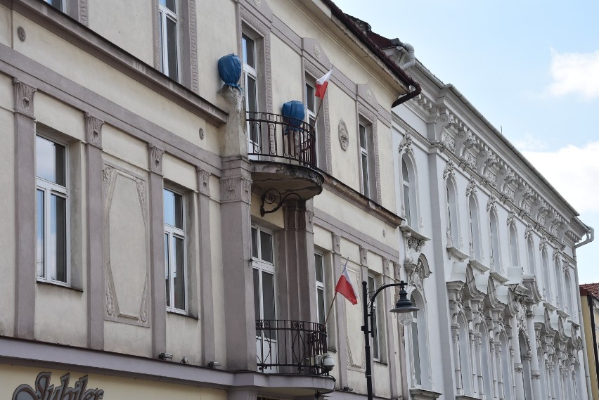 Biało-czerwone barwy widać na ulicach Tarnowa, budynkach...