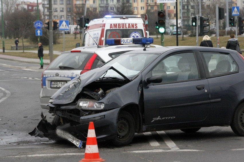 Wypadek na rondzie w Legnicy (ZDJĘCIA)