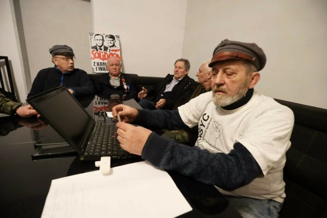 11 działaczy bezpartyjnych, KPN, Solidarności rozpoczęło 22 stycznia strajk głodowy w Dąbrowie Górniczej, aby okazać wsparcie Mariuszowi Kamińskiemu i Maciejowi Wąsikowi.