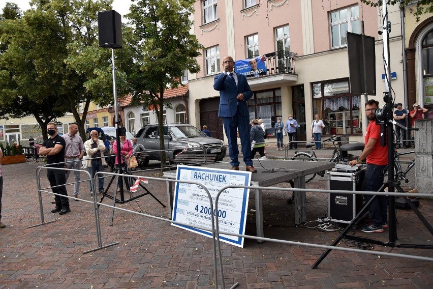 Premier Mateusz Morawiecki w Chodzieży. Burmistrz chciał mu wręczyć "rachunek od mieszkańców"