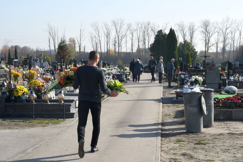 Ruch przy cmentarzu Świętej Trójcy w Jędrzejowie na dzień przed 1 listopada. Mieszkańcy odwiedzają groby swoich bliskich