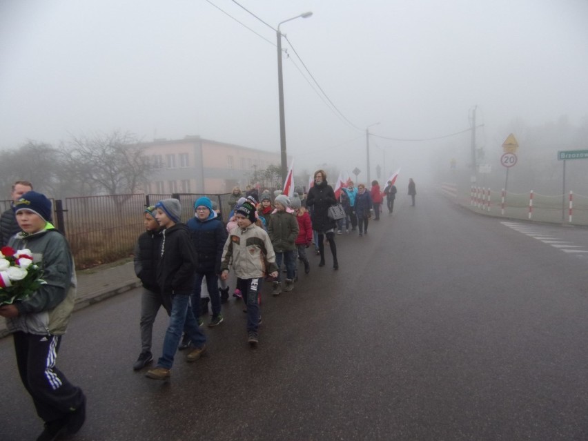 Uczniowie Szkoły Podstawowej w Białaszewie przeszli w marszu...