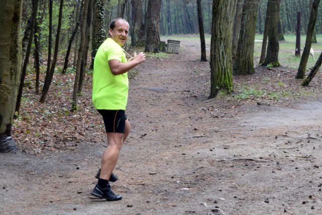 Deszcz i burza mocno pokrzyżowały w sobotę, 25 kwietnia, mieszkańcom Kielc plany rekreacyjne. Puste były parki, w lesie na Stadionie w przerwach między kolejnymi ulewami, spotkać można było pojedynczych spacerowiczów i biegaczy. 


Pogoda w sobotę nie była łaskawa dla kielczan, którzy marzyli o swobodnym wyjściu do lasu czy parku. Od samego rana nad Kielcami przechodziły ulewne deszcze, zagrzmiało, a miejscami padał nawet grad. Mimo to pojedyncze osoby, w maseczkach ochronnych wybrały się na spacer do lasu na Stadionie. Niektórzy uprawiali biegi. Wśród nich był Jacek Wiatrowski, najbardziej znany kielecki biegacz. 

- Bardzo czekałem na ten moment, by swobodnie pobiegać. Mimo trudnej pogody nie odpuszczam i cieszę się z rekreacji wśród przyrody – mówił spotkany na ścieżce w lesie.



ZOBACZ WIĘCEJ ZDJĘĆ NA KOLEJNYCH SLAJDACH>>>

