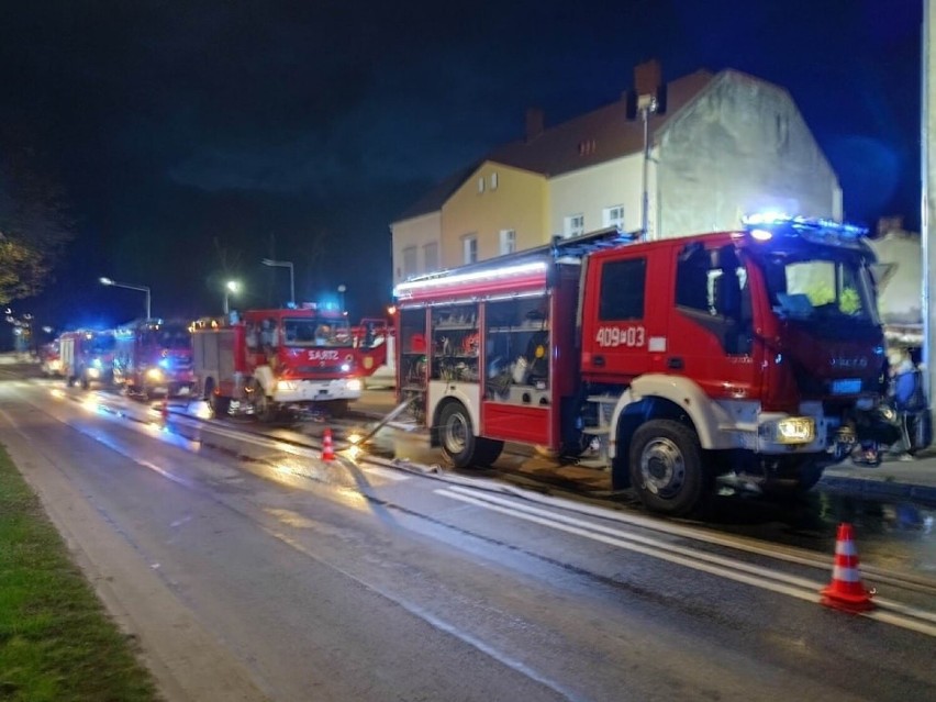 Na miejscu interweniowało osiem zastępów straży pożarnej.