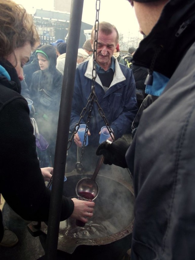 Wigilia na krakowskim Rynku Gł&oacute;wnym dla najbardziej potrzebujących odbyła się już po raz 17.