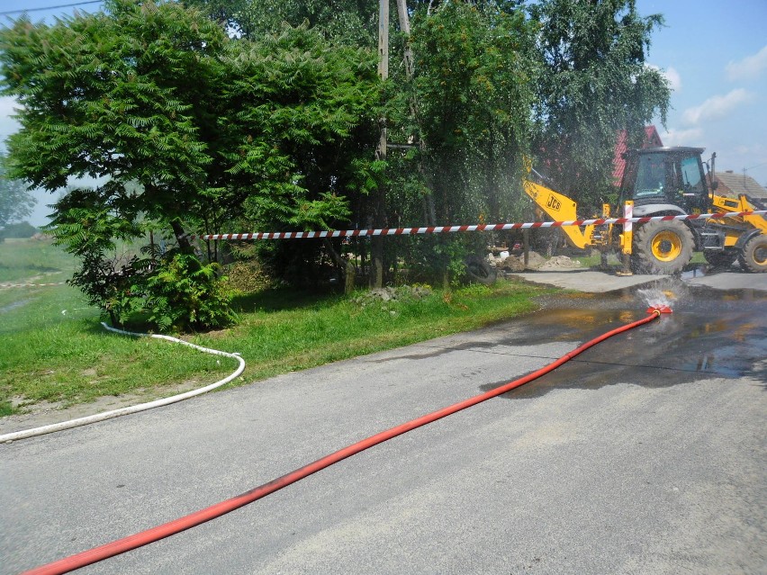 Straż Pożarna w Jarocinie zabezpieczała przerwany gazociąg