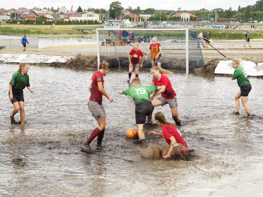 Kopali w błocie i pozowali. Swampions Soccer League [zdjęcia]