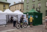 Kraków. Wakacyjna akcja szczepień przeciw covid-19 na Małym Rynku i przy ul. Kolnej [ZDJĘCIA]