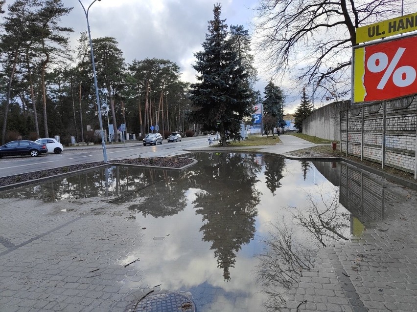 Zmodernizowany parking naprzeciw cmentarza w Stalowej Woli wymaga poprawy. Zobacz zdjęcia