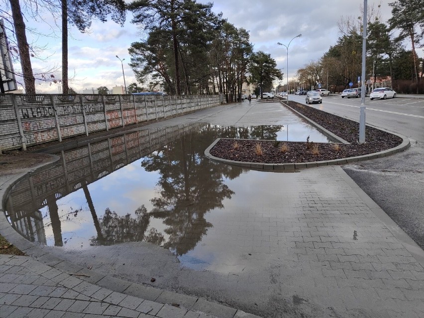Zmodernizowany parking naprzeciw cmentarza w Stalowej Woli wymaga poprawy. Zobacz zdjęcia