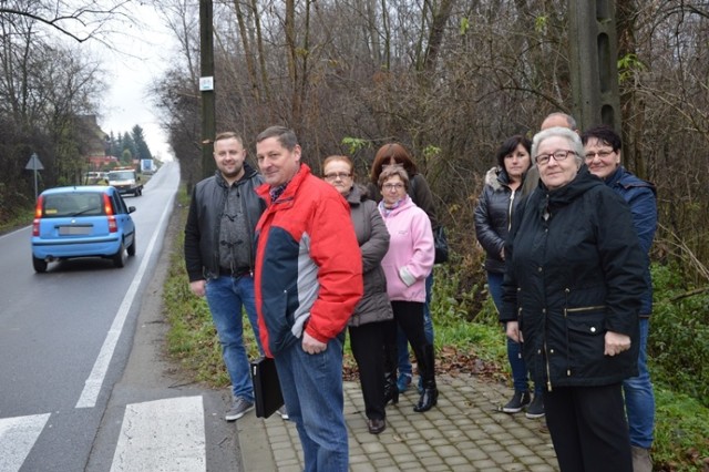 Mieszkańcy Łazów Biegonickich boją się chodzić wąskim poboczem. Od lat proszą o budowę chodnika