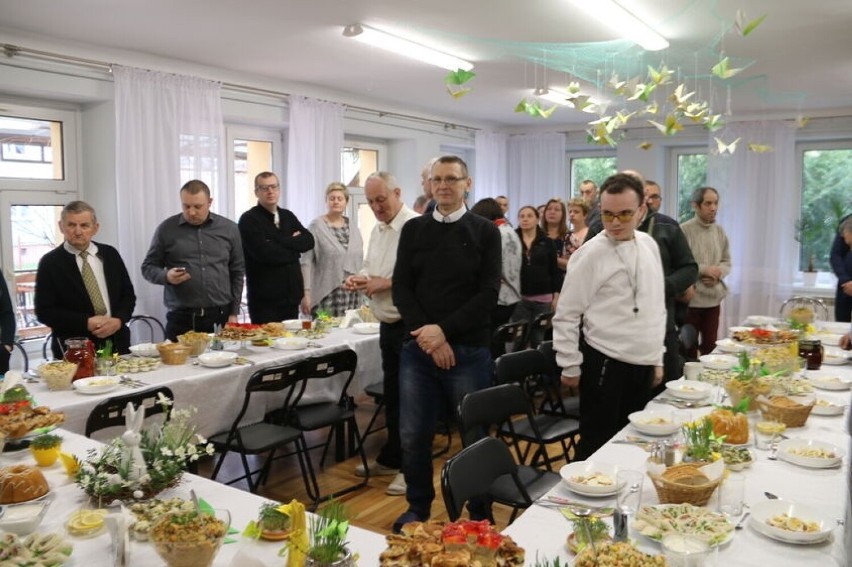 Śniadanie wielkanocne w Środowiskowym Domu Samopomocy w Starachowicach. Zobacz zdjęcia