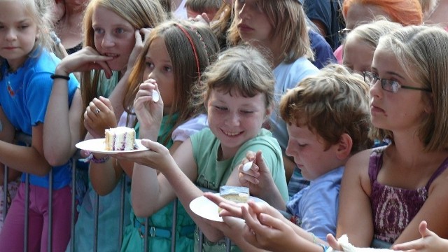 Nie tylko tort był atrakcją imprezy zorganizowanej na trzecie urodziny placu Narutowicza w Bełchatowie