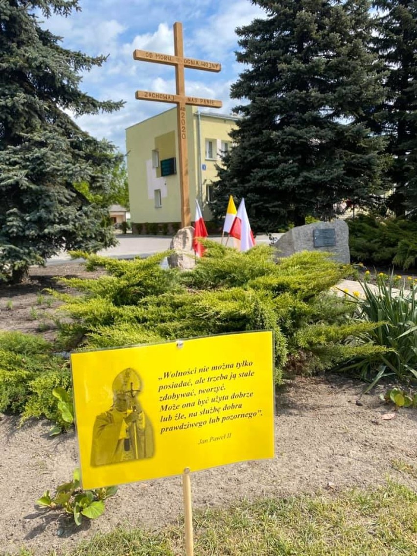 Wierzbica. Poświęcono tablicę z okazji 100. rocznicy urodzin Jana Pawła II oraz krzyż epidemiczny - zobaczcie zdjęcia