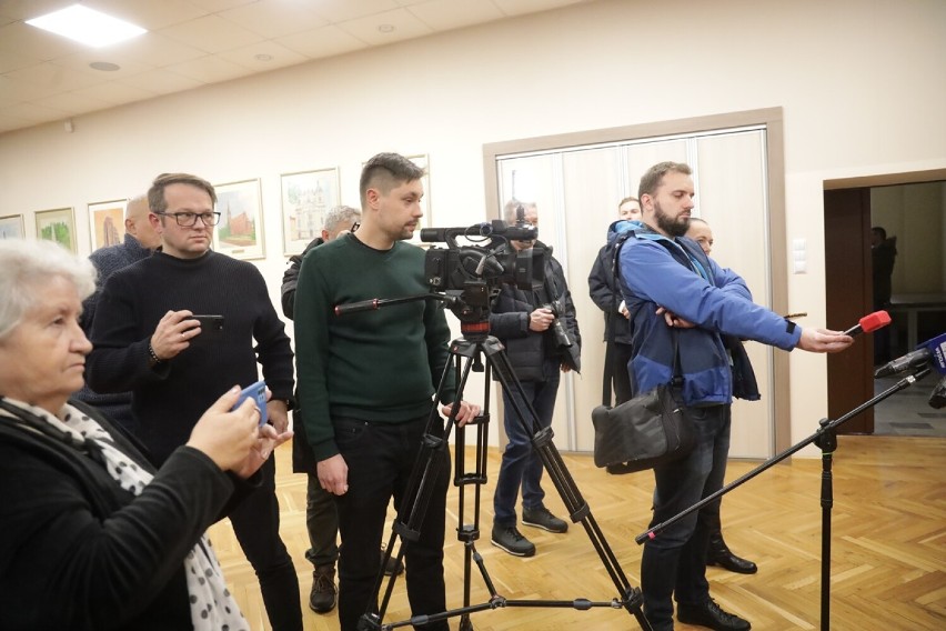 Legnica: Posłanki PiS ostrzegają przed projektem Trzeciej Drogi i KO. Chodzi o "aferę wiatrakową", zdjęcia