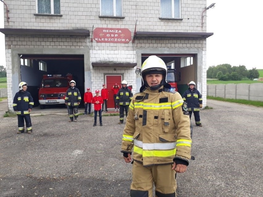 Przemysław Lis jest strażakiem ochotnikiem OSP Kleszczowa i...