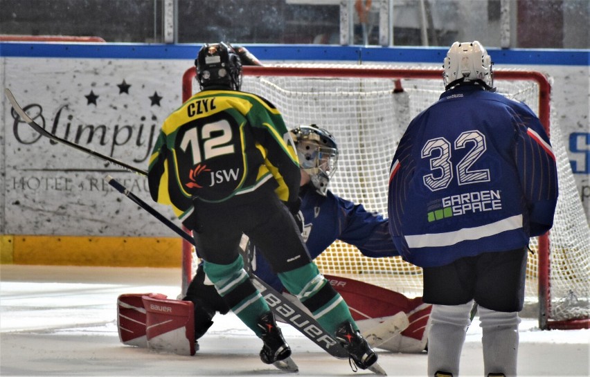 Hokejowe MP żaków starszych (U-14) w Oświęcimiu: UKH Unia...