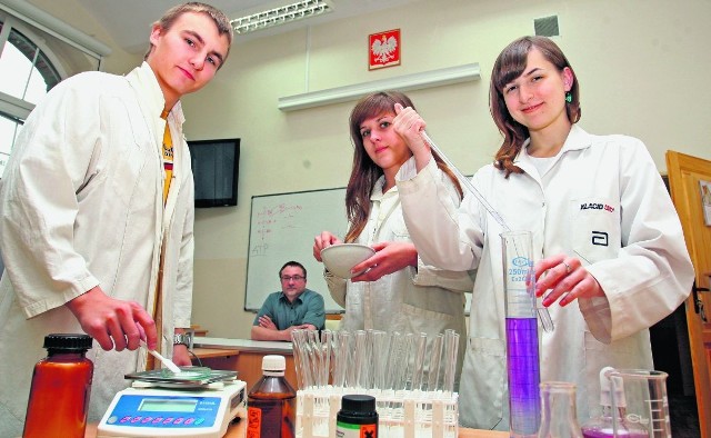 Janusz Piasecki już od roku prowadzi lekcje chemii w nowocześnie wyposażonym laboratorium