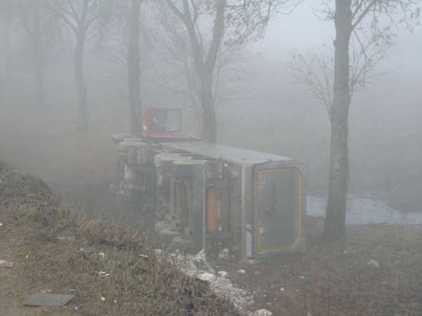 Wypadek w Jaśkach. Zderzyło się auto z ciężarówką