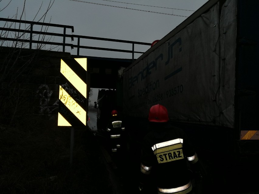 Wypadek w Izabelowie. Ciężarówka uderzyła w wiadukt [zdjęcia]