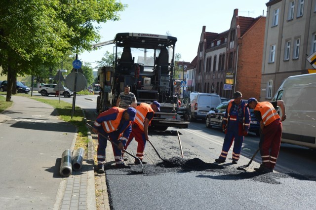 Dobiega końca remont ulicy Wojska Polskiego w Lęborku. W czwartek 16 maja układana była druga warstwa asfaltu.