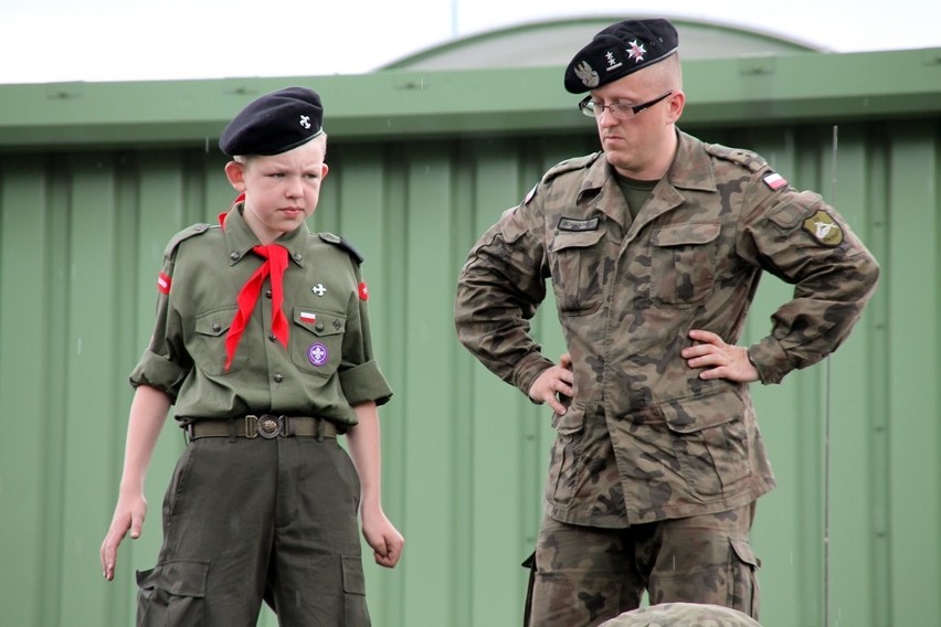 Harcerze z Holandii odwiedzili jednostkę wojskową w Świętoszowie