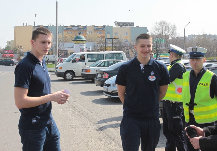 Dzień Grzeczności za Kierownicą w Radomiu. Kulturalni kierowcy dostawali bilety na mecz Rosy Radom 