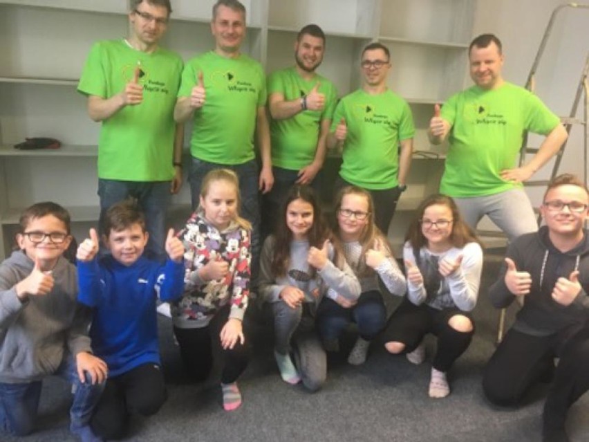 Fundacja ,,Włącz się" i wolontariusze odnowili szkolną bibliotekę w Oleśnicy