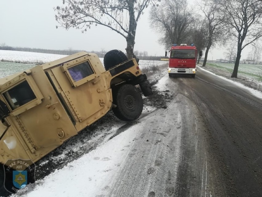 Wojskowy Humvee wpadł do rowu. Działania na miejscu zdarzenia podjęli strażacy z Witkowa
