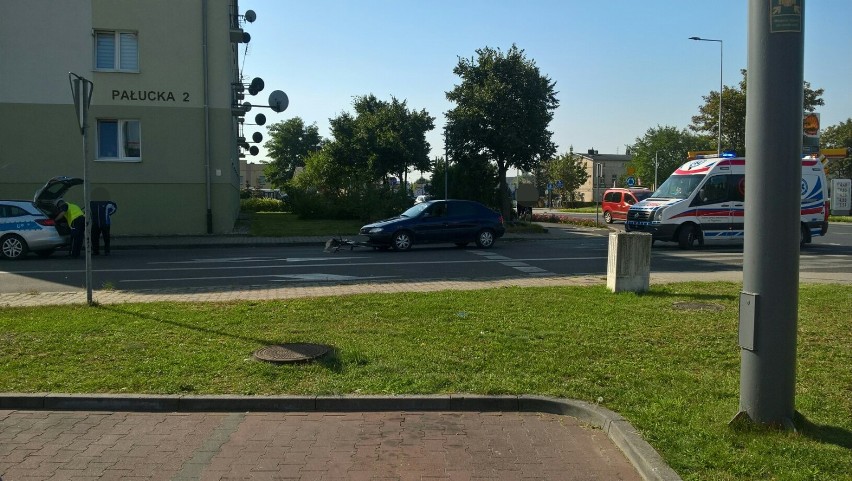 Wypadek w Wągrowcu. Zderzenie samochodu osobowego i roweru. Rowerzysta został przewieziony do szpitala