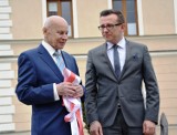Zamość: Michał Wazowski upamiętniony. Odsłonięcie tablicy byłego burmistrza Zamościa (ZDJĘCIA, WIDEO)