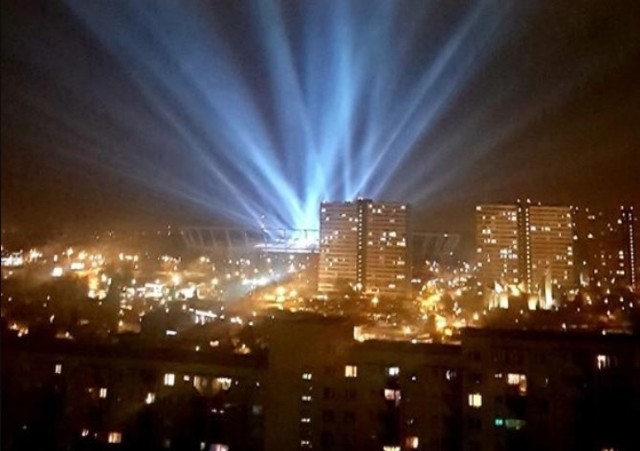 Oświetlenie sylwestrowe na niebie w okolicy Stadionu Śląskiego