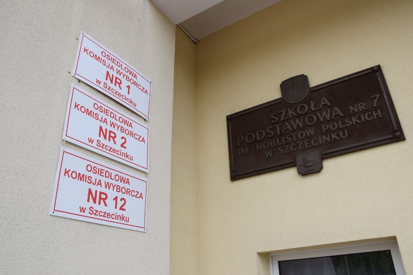 W SP7 Szczecinek mieściły się trzy komisje w wyborach do rad...